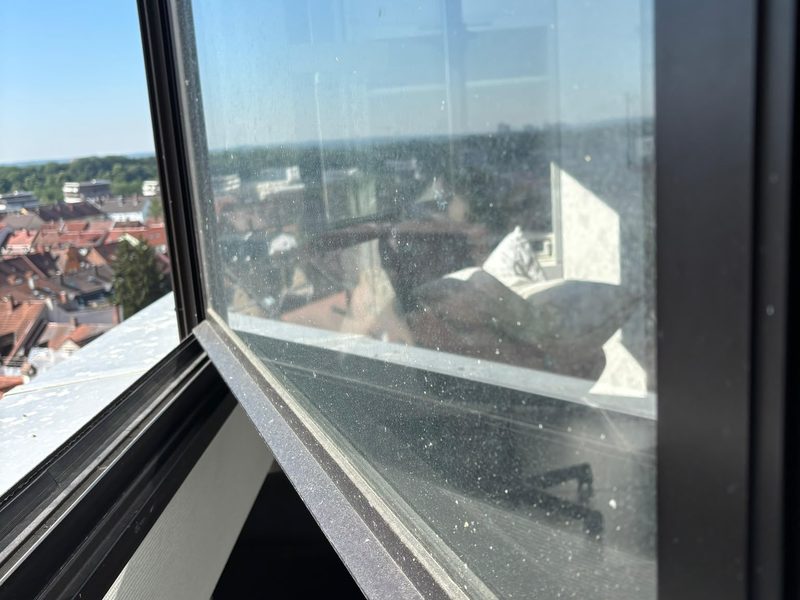 Vorher: Glasflächen vor der Reinigung durch AYA in München